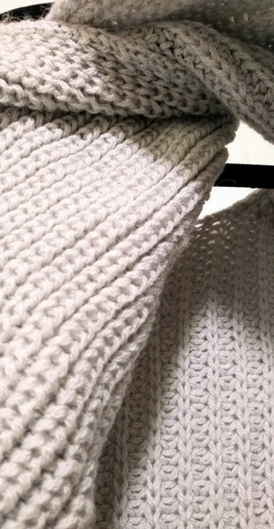 ✨ HOST PICK ✨ Open-Back, Twist Sweater - Picture 6 of 16